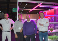 Arnaud Teller, Jack Alblas, Mark van der Ende en Roy Visser (Agro LED) Agro LED bracht de Agro LED Slim Tube mee naar Gorinchem. Dit is een nieuw, smal profiel (7 mm hoog, 14 mm smal en IP 65 waterdicht) dat met magneetjes aan Deense karren kan worden bevestigd.